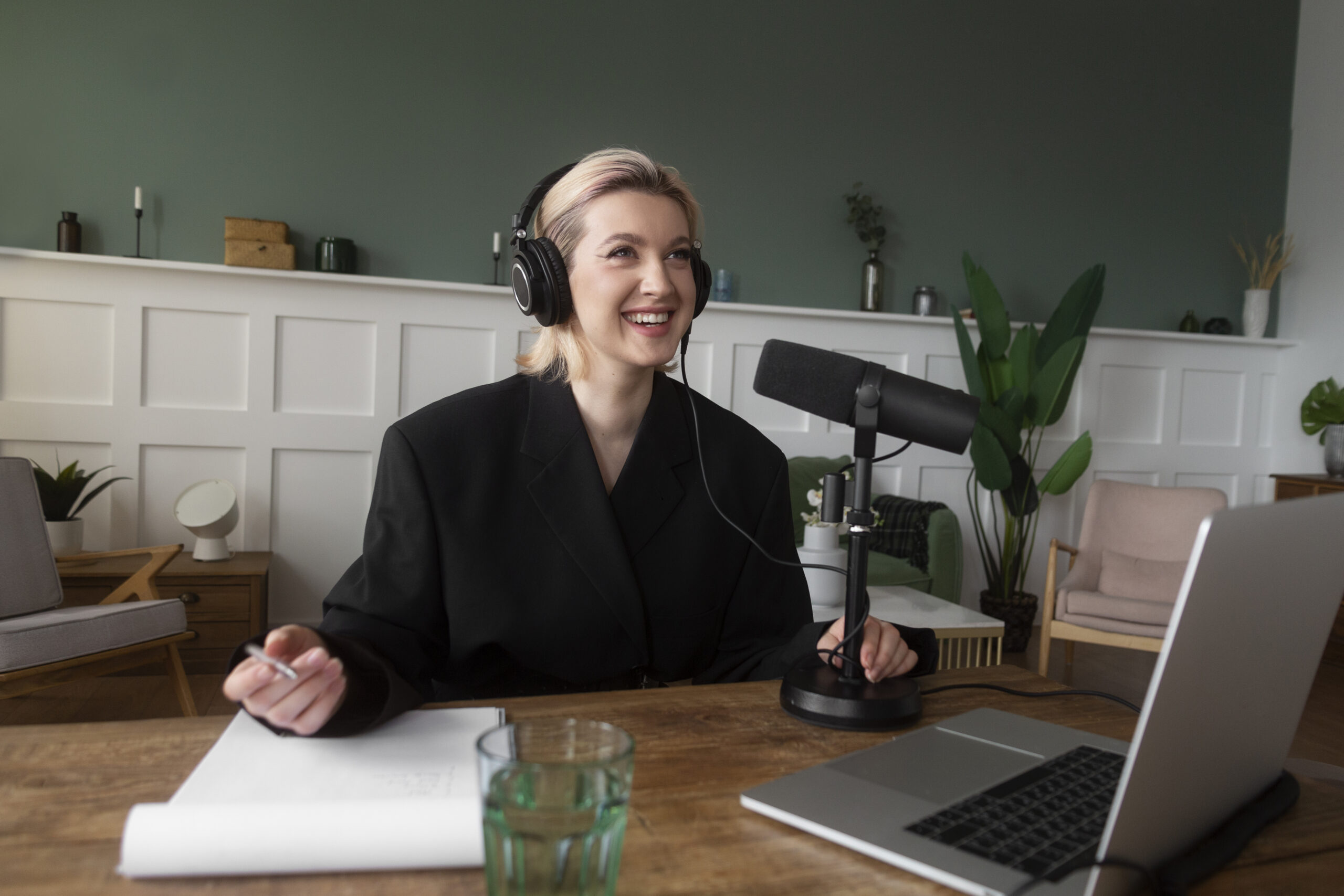 smiley-woman-taking-notes-medium-shot smiley-woman-taking-notes-medium-shot